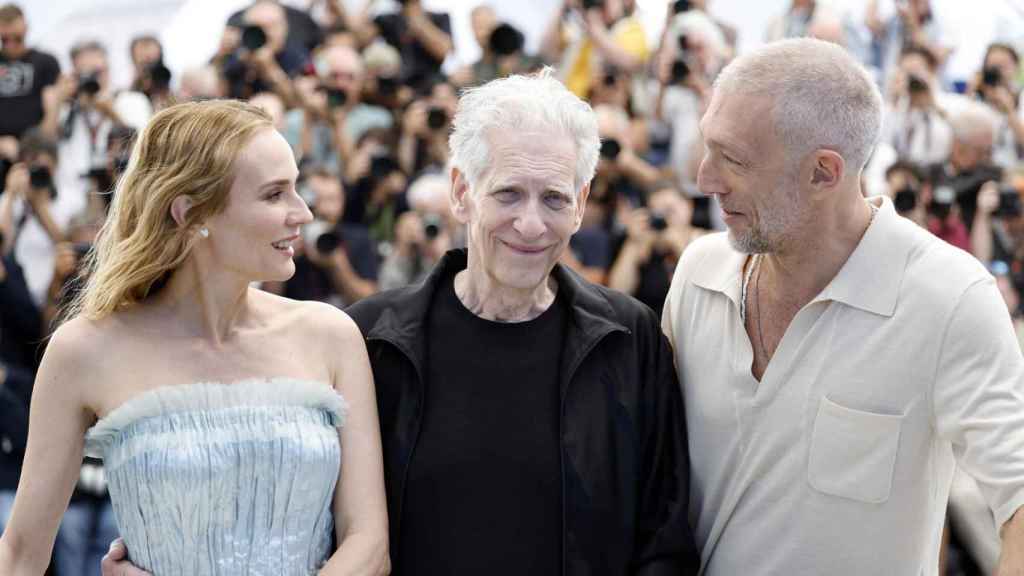 Diane Kruger, David Cronenberg y Vincent Cassel en el Festival de Cannes. Foto: EFE/EPA/SEBASTIEN NOGIER