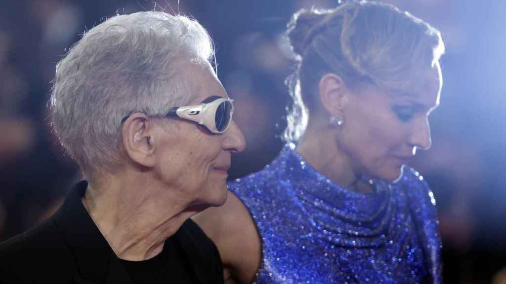 Diane Kruger y David Cronenberg en la premiere de 'The Shrouds'. Foto: EFE/EPA/GUILLAUME HORCAJUELO