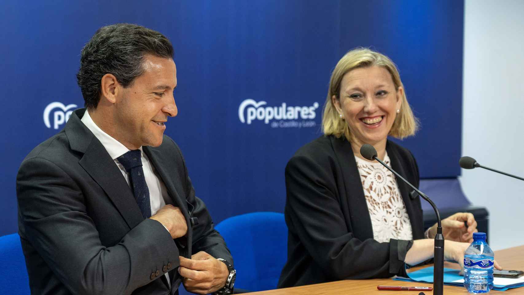 El candidato a las elecciones europeas Raúl de la Hoz y la coordinadora de la campaña electoral del PPCyL, Isabel Blanco, presentan en rueda de prensa la campaña electoral del Partido Popular de Castilla y León