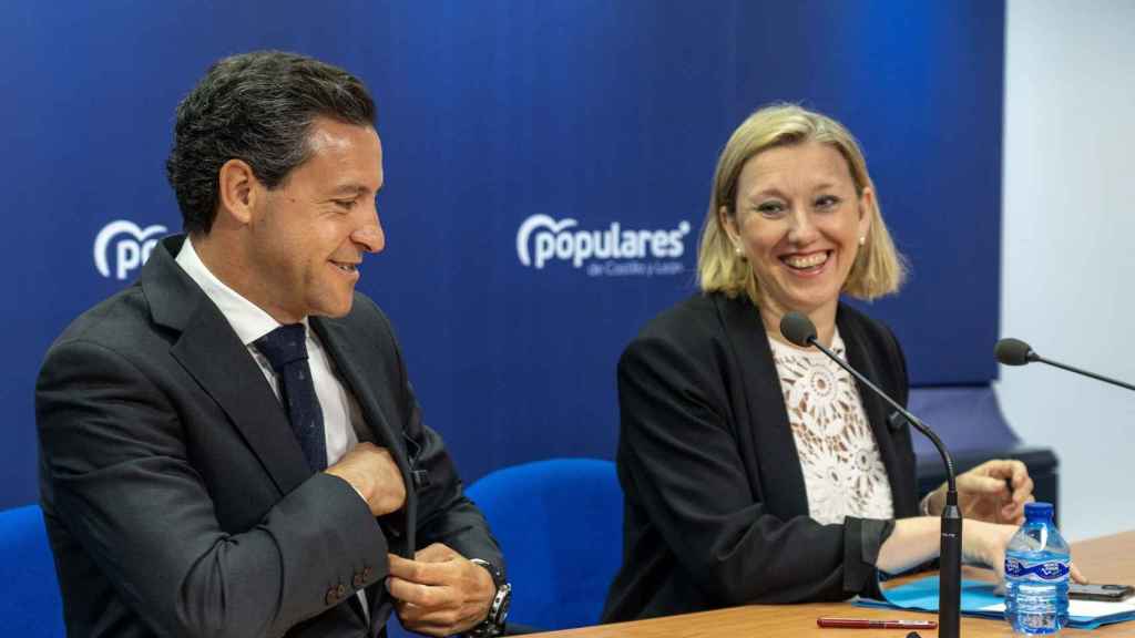 El candidato a las elecciones europeas Raúl de la Hoz y la coordinadora de la campaña electoral del PPCyL, Isabel Blanco, presentan en rueda de prensa la campaña electoral del Partido Popular de Castilla y León