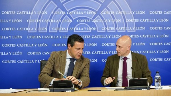 Raúl de la Hoz, portavoz del PP en las Cortes y Carlos Menéndez, de Vox