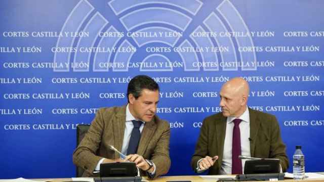 Raúl de la Hoz, portavoz del PP en las Cortes y Carlos Menéndez, de Vox