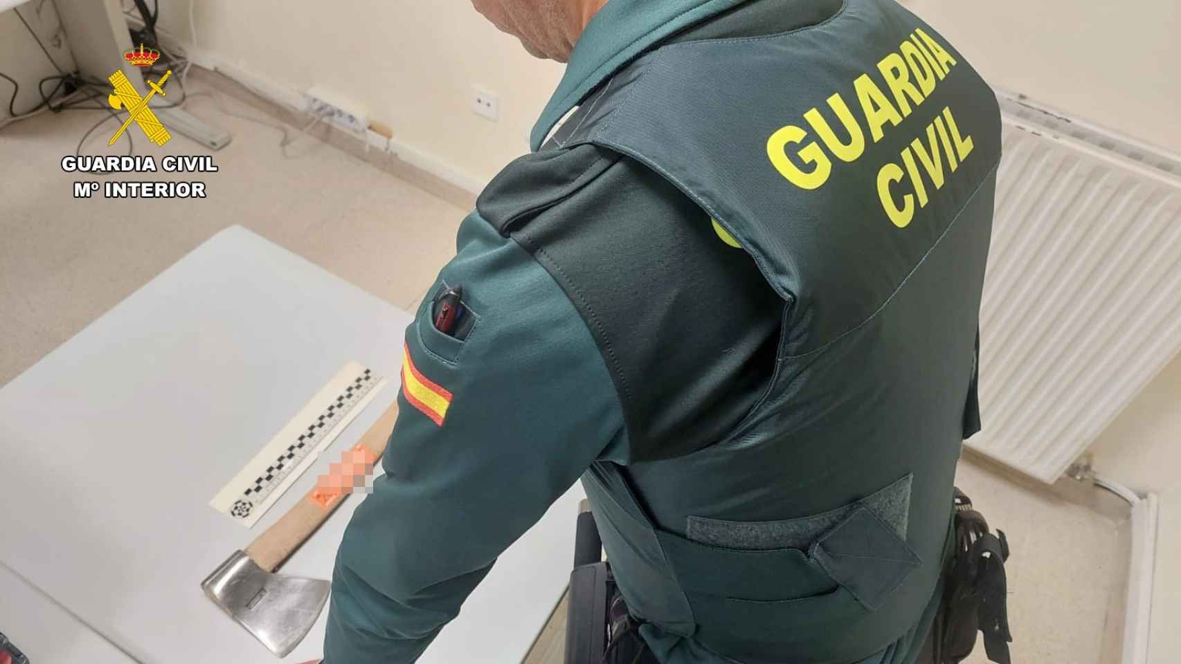 El hacha con el que amenazó a los vecinos en Barruelo de Santullán