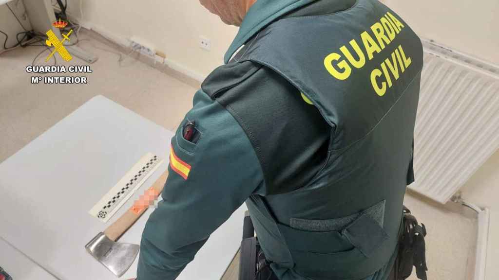 El hacha con el que amenazó a los vecinos en Barruelo de Santullán