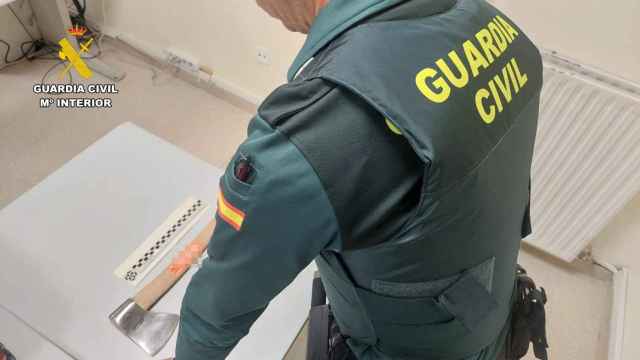 El hacha con el que amenazó a los vecinos en Barruelo de Santullán