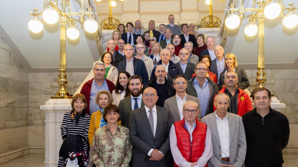 El alcalde posa con los empleados públicos jubilados este año