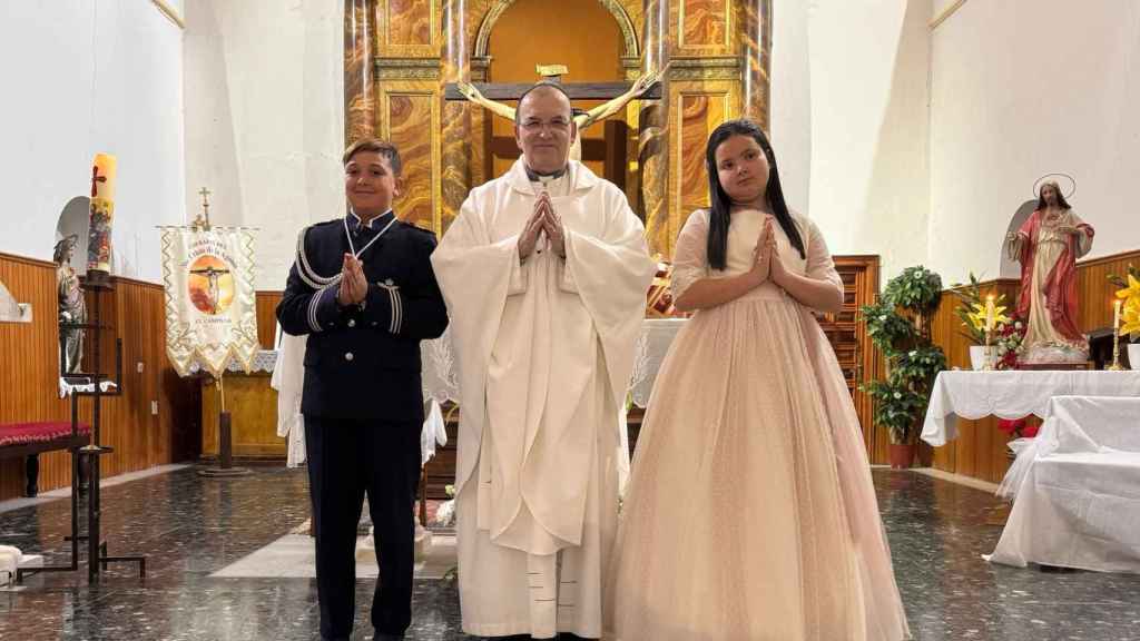 El párroco José Luis junto a los niños Dario y Jimena