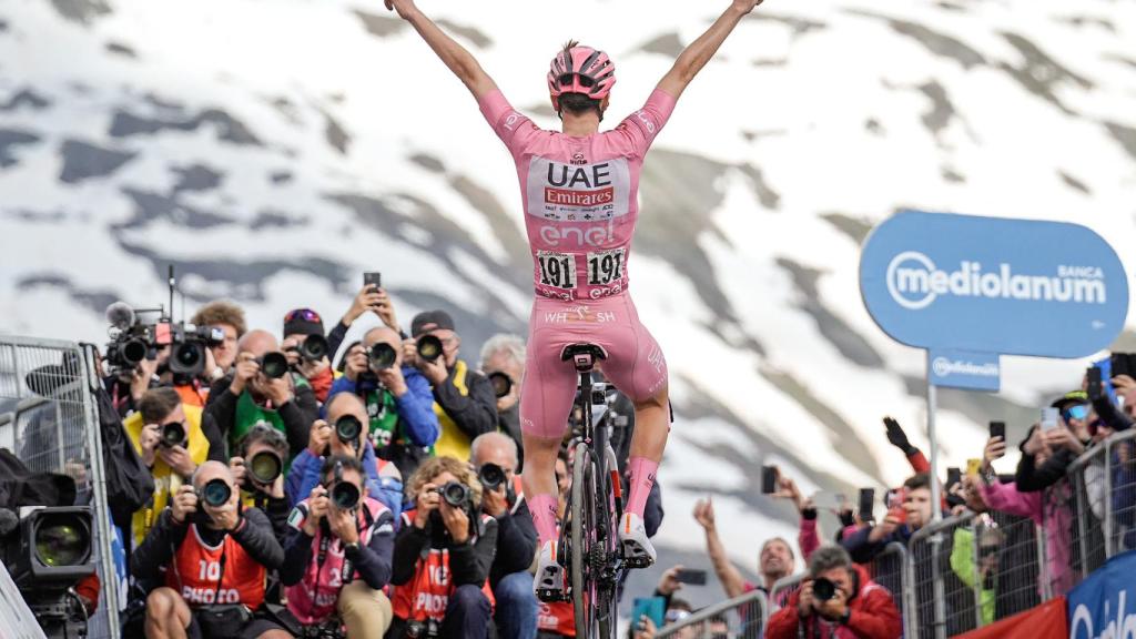 Tadej Pogacar celebra la victoria en Livigno en el Giro de Italia 2024.