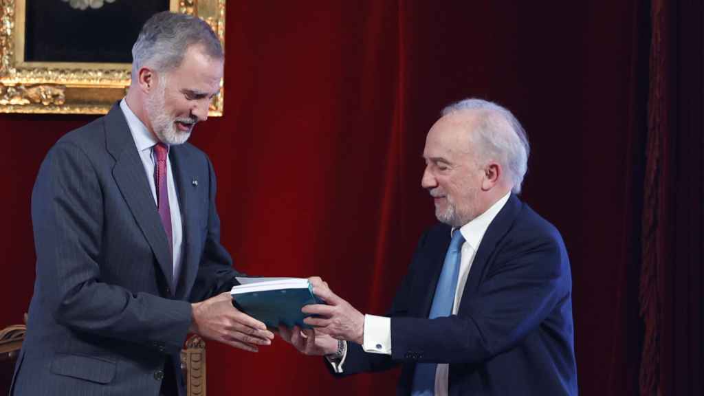El director de la RAE, Santiago Muñoz Machado, entrega dos ejemplares de la 'Guía panhispánica de lenguaje claro y accesible' al rey Felipe VI, este martes en la sede de la RAE. Foto: EFE/Mariscal
