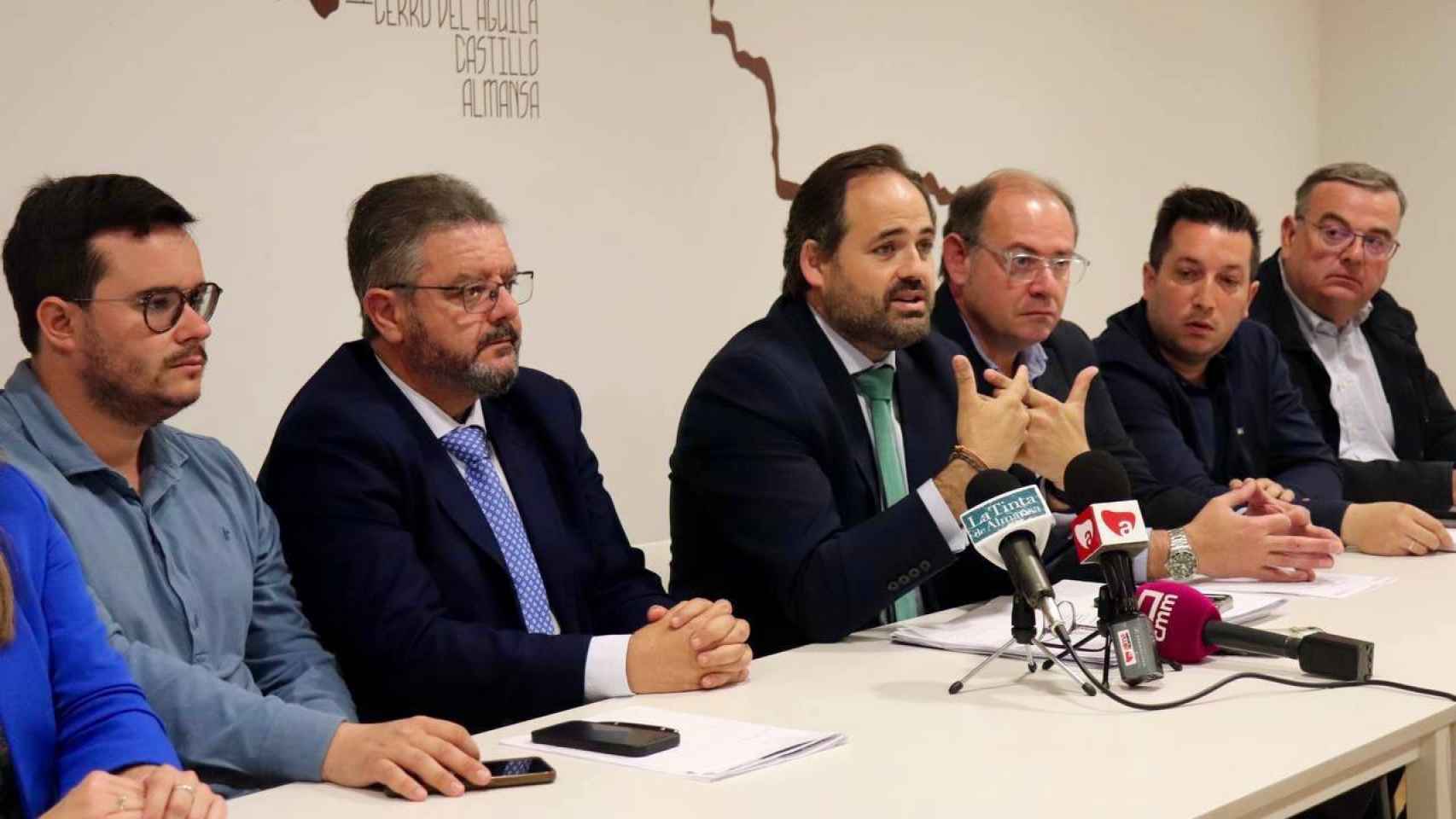 Paco Núñez, este martes en un encuentro con alcaldes y portavoces afectados por el cierre de la UCI del Hospital de Almansa