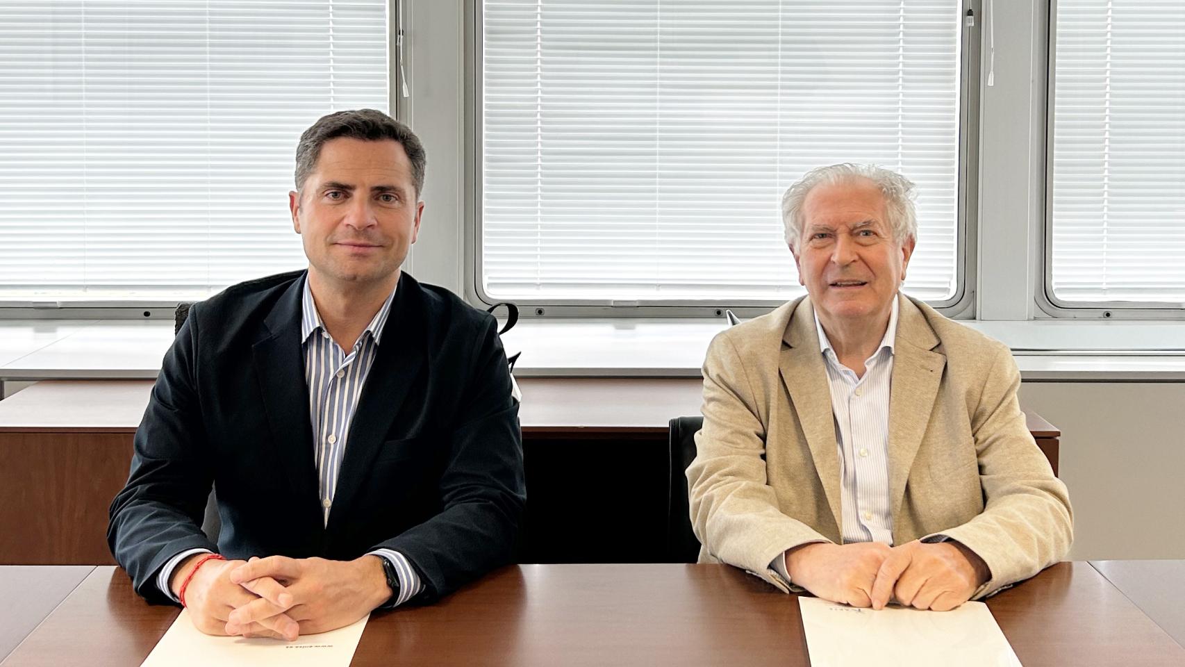 Borja Cabezón, CEO de ENISA, y Felipe Romera, presidente de APTE, tras la firma del acuerdo.