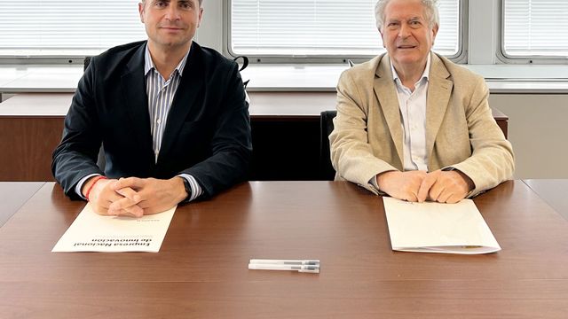 Borja Cabezón, CEO de ENISA, y Felipe Romera, presidente de APTE, tras la firma del acuerdo.