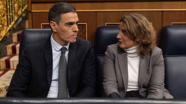 El presidente del Gobierno, Pedro Sánchez y la vicepresidenta tercera, ministra para la Transición Ecológica y el Reto Demográfico y candidata socialista al Parlamento Europeo, Teresa Ribera.