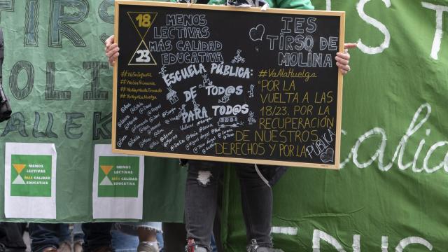 Una persona sujeta una pizarra con anotaciones durante una concentración por la educación pública, frente a la Consejería de Educación, a 21 de mayo de 2024.