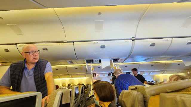 El interior del avión de Singapore Airlines tras el aterrizaje de emergencia en Bangkok.
