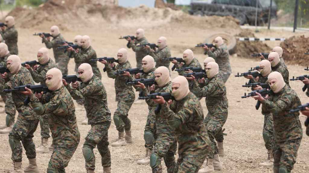 Miembros de Hezbolá durante un ejercicio militar en Líbano. Imagen de archivo.