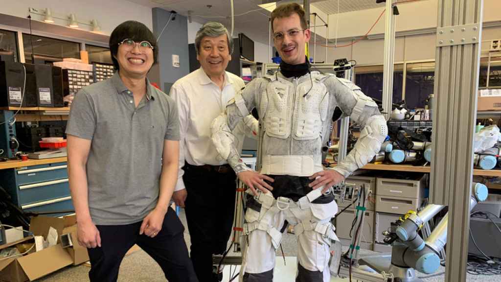 Equipo de SuperLimbs: Sang-Yoep Lee, Harry Asada y Erik Ballesteros.