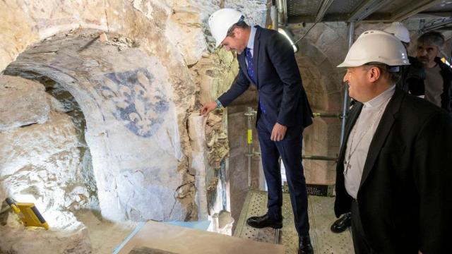 Ventana románica encontrada en la Catedral de Santiago.
