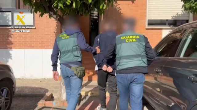 Agentes de la Guardia Civil con el detenido.