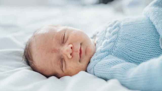 Bebé en la cama.