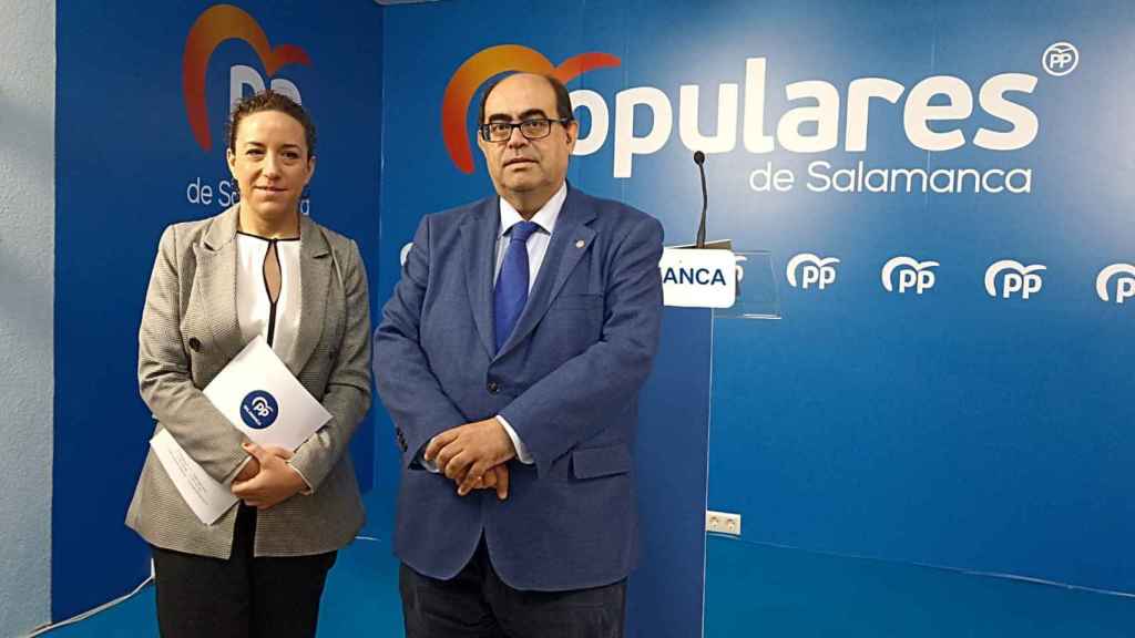 La portavoz del Grupo Popular en la Diputación de Salamanca, Pilar Sánchez, y el portavoz del Grupo Municipal Popular en el Ayuntamiento de Salamanca, Fernando Rodríguez