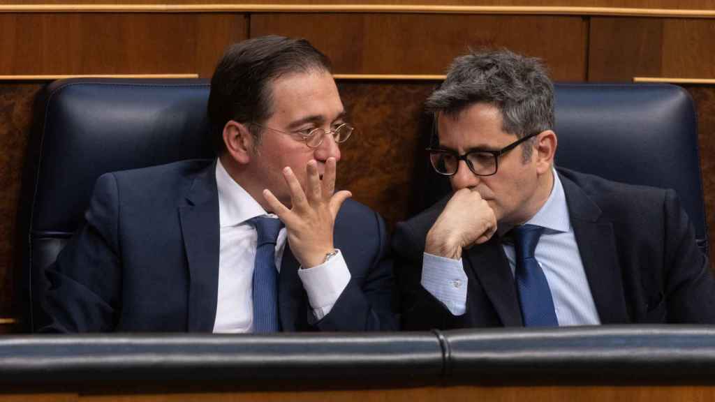 El ministro de Asuntos Exteriores, José Manuel Albares, y el ministro de la Presidencia, Relaciones con las Cortes y Justicia, Félix Bolaños.