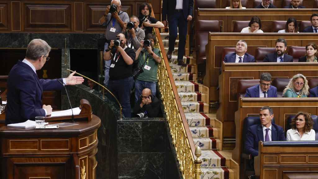 Feijóo se dirige a Pedro Sánchez durante su intervención en el Pleno del Congreso, este miércoles.