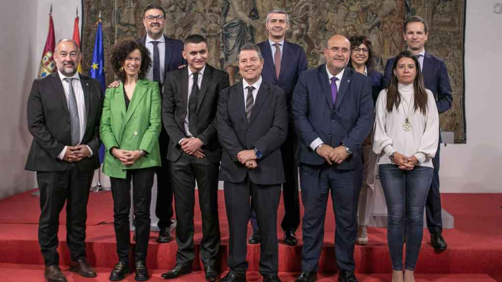 Fotografía de la familia tras la rúbrica del convenio.