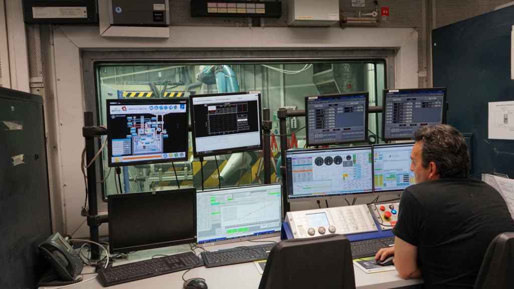 Uno de los empleados de Horse trabaja con uno de los bancos de ensayo de la compañía