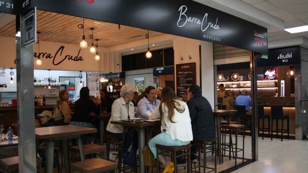 El puesto de BarraCruda junto a la nueva barra de sushi, al fondo.