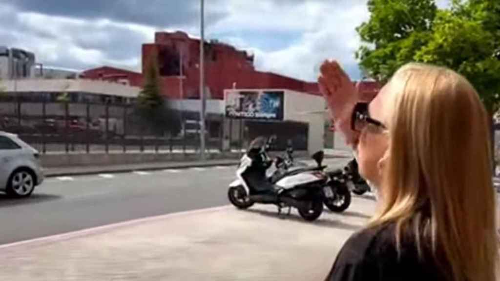 Belén Esteban frente a la sede de Mediaset.