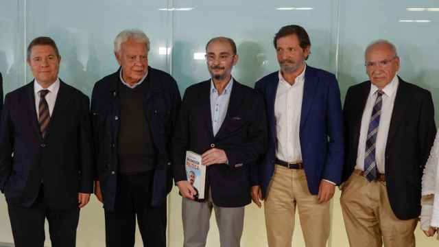 De izda. a dcha.: García Page, Felipe González, Javier Lambán, Javier Fernández y Alfonso Guerra en la presentación del libro de memorias del expresidente de Aragón, este miércoles en Madrid.