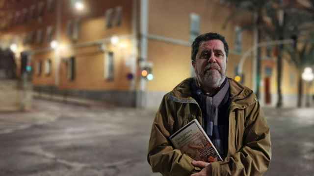 Mariano Sánchez Soler, con su anterior libro 'Una hojarasca de cadáveres'.