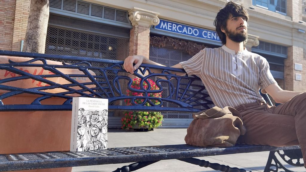 David Uclés, este miércoles en la plaza del 25 de mayo en Alicante.