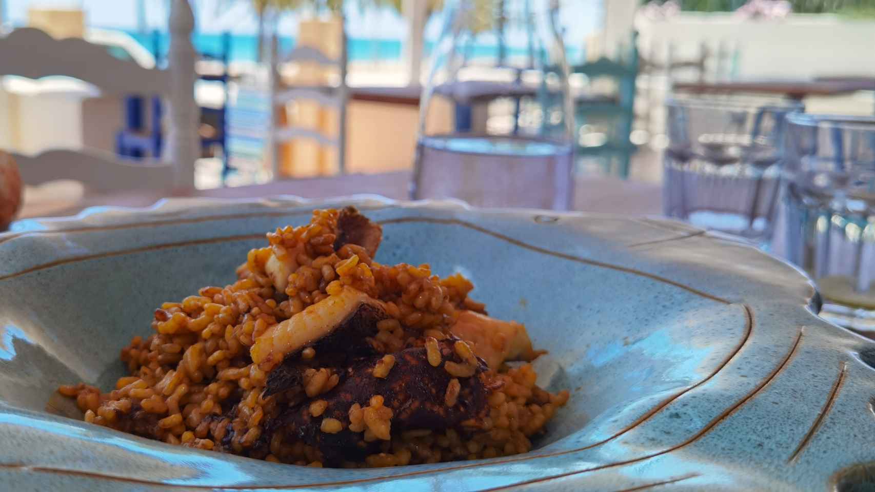 En la primera línea de El Campello, su terraza es un atractivo irresistible.