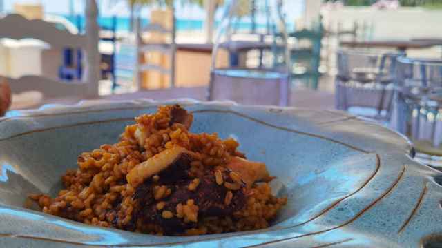 En la primera línea de El Campello, su terraza es un atractivo irresistible.