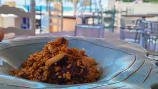 En la primera línea de El Campello, su terraza es un atractivo irresistible.