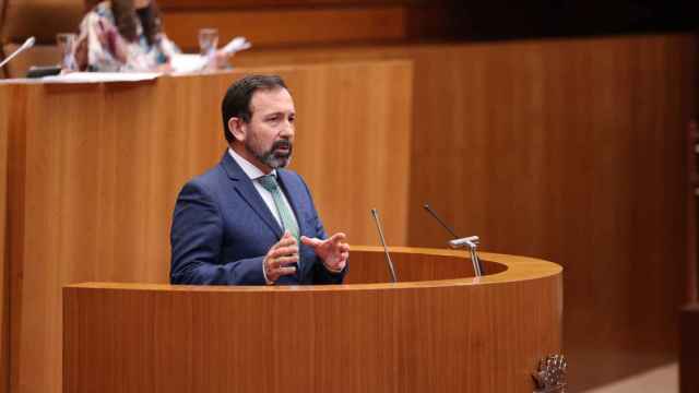 El procurador Javier Teira, de Vox, durante su intervención