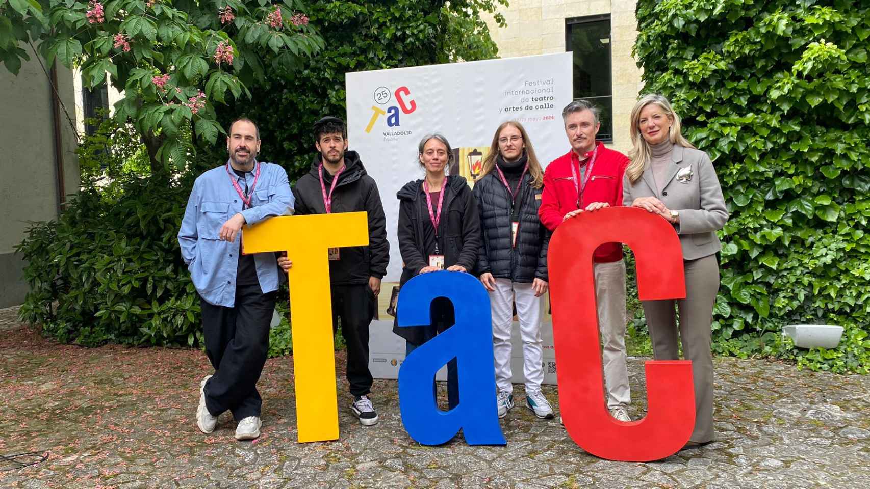 La concejala de Cultura, Irene Carvajal, con algunos de los grupos que actuarán en el TAC