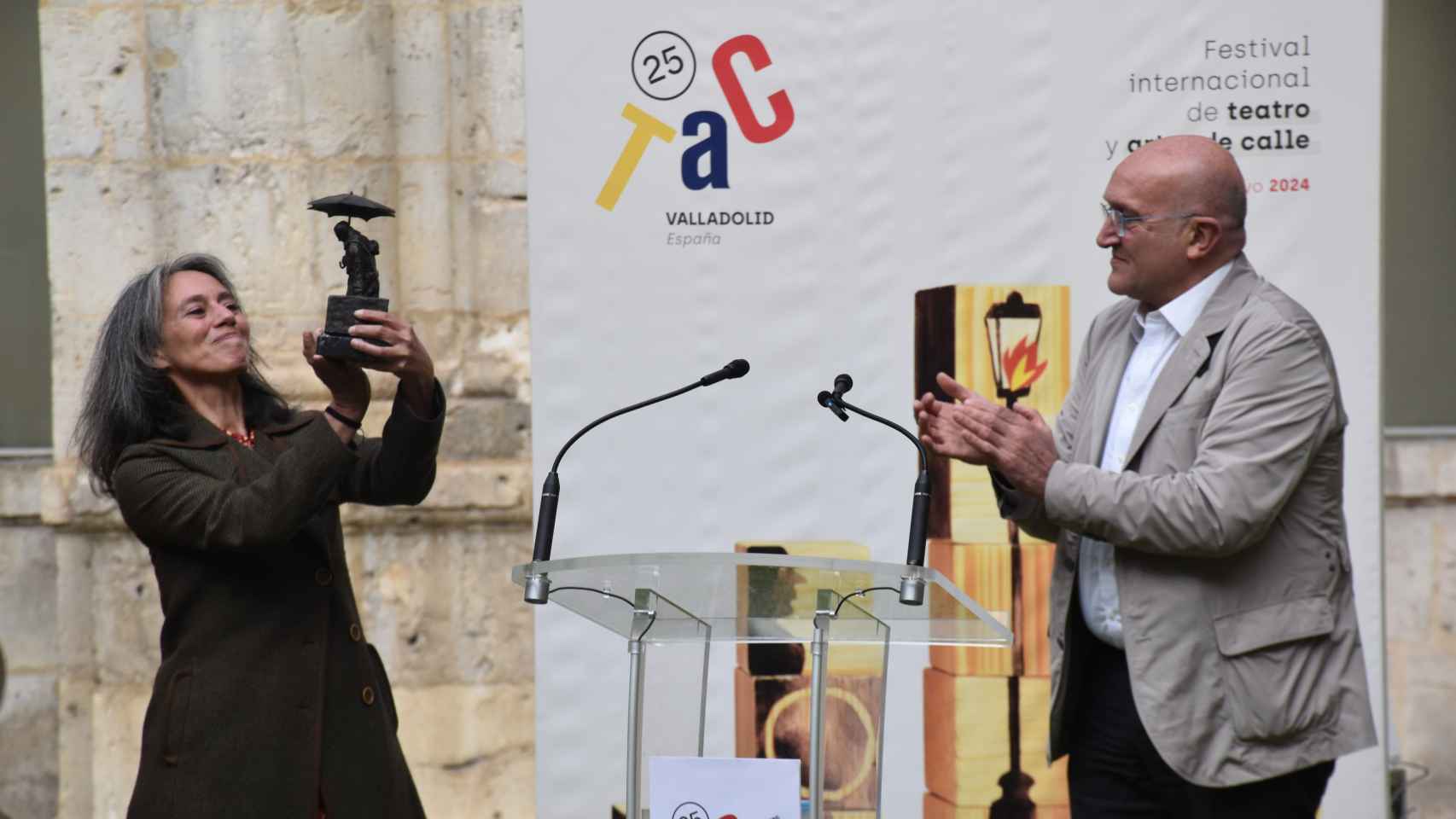 La artista Claire Ducreux recibe el Comediante de Honor 2024 de manos del alcalde de Valladolid, Jesús Julio Carnero, este miércoles, en el acto de inauguración del TAC.