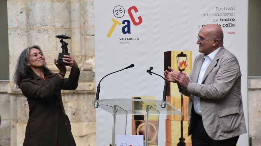 La artista Claire Ducreux recibe el Comediante de Honor 2024 de manos del alcalde de Valladolid, Jesús Julio Carnero, este miércoles, en el acto de inauguración del TAC.