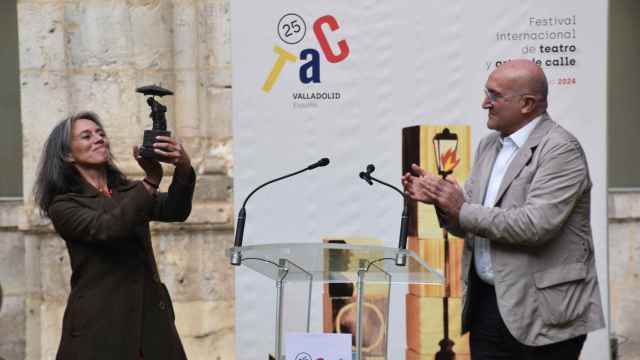 La artista Claire Ducreux recibe el Comediante de Honor 2024 de manos del alcalde de Valladolid, Jesús Julio Carnero, este miércoles, en el acto de inauguración del TAC.