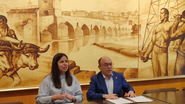 Sara Fregeneda y Enrique Oliveira en la firma del acuerdo de Fromago con la Cámara de Comercio de Zamora