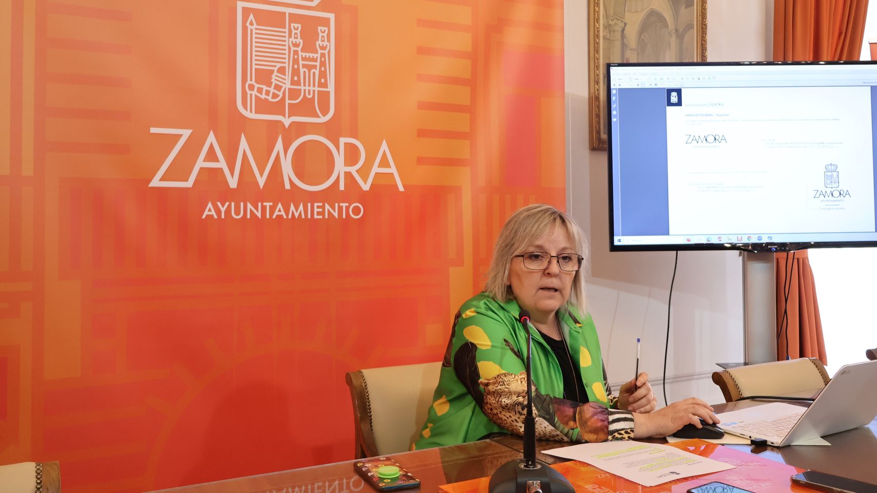 La concejal Ana Belén González muestra el nuevo logotipo del Ayuntamiento de Zamora