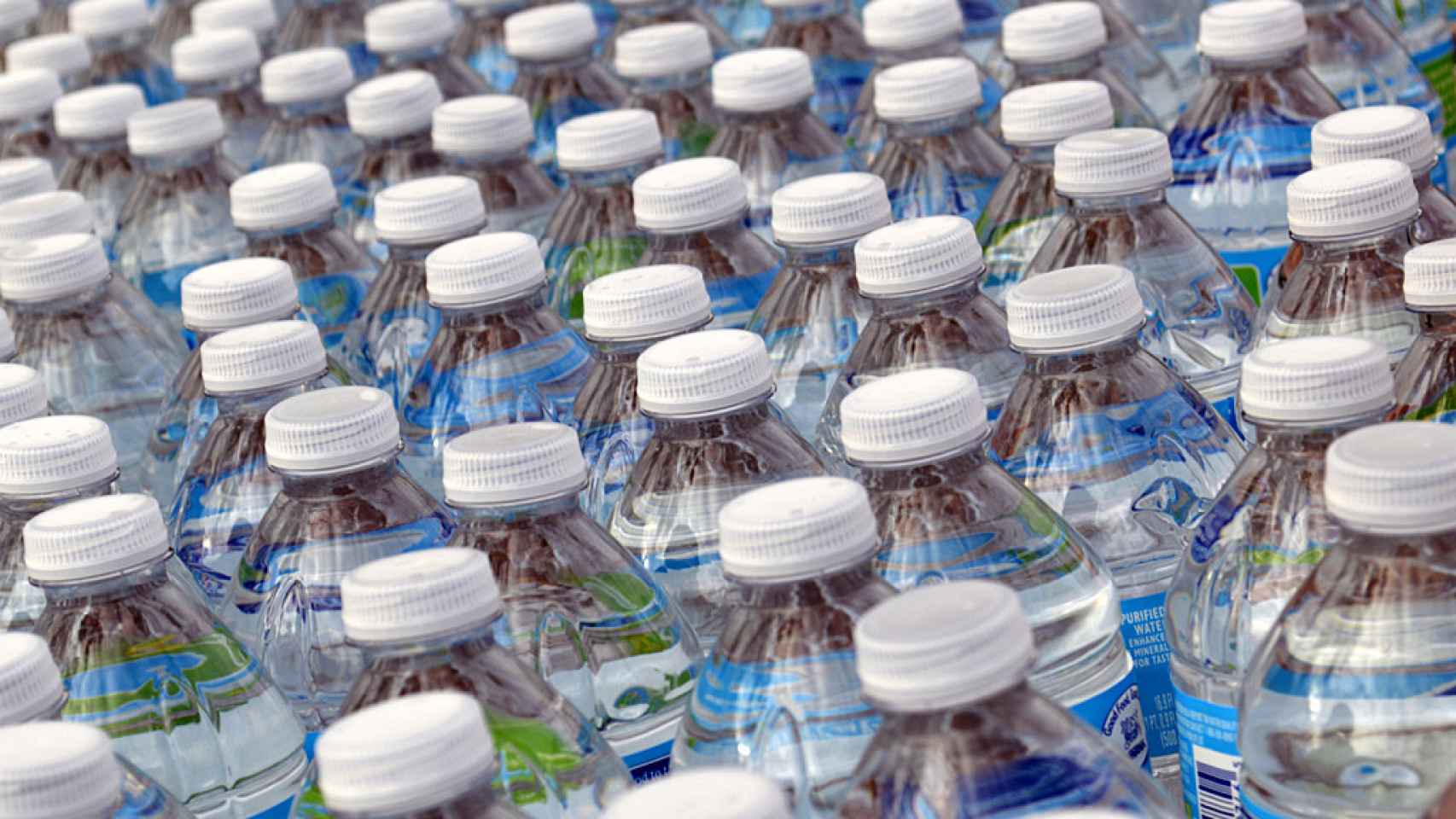 Agua embotellada.