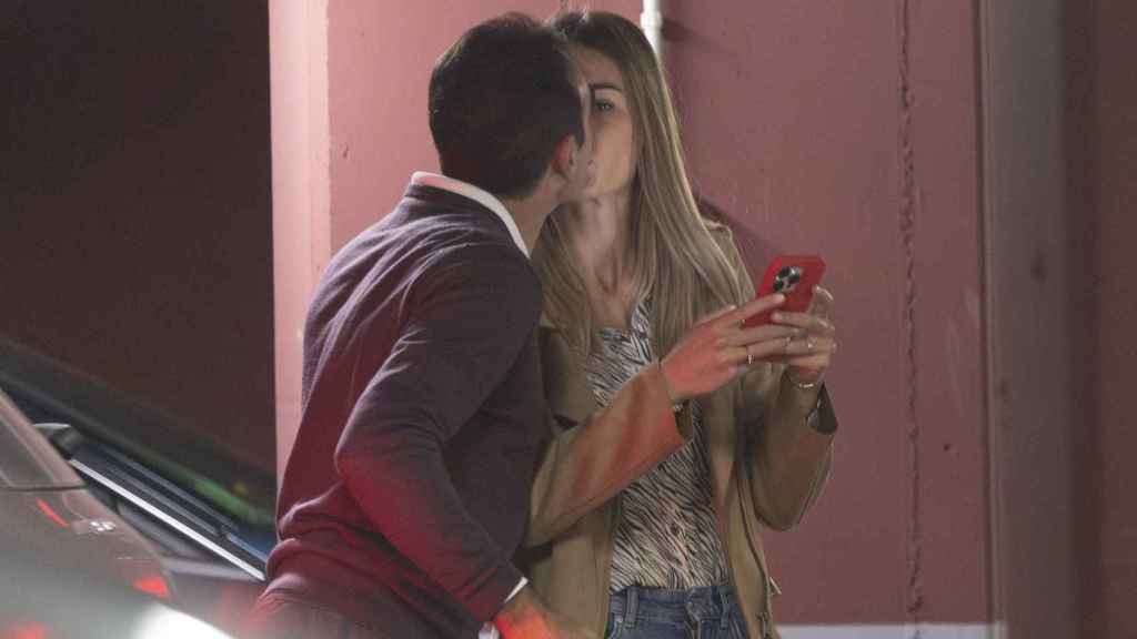 Enrique Ponce y Ana Soria, muy románticos en las calles de Madrid en mayo de 2023.