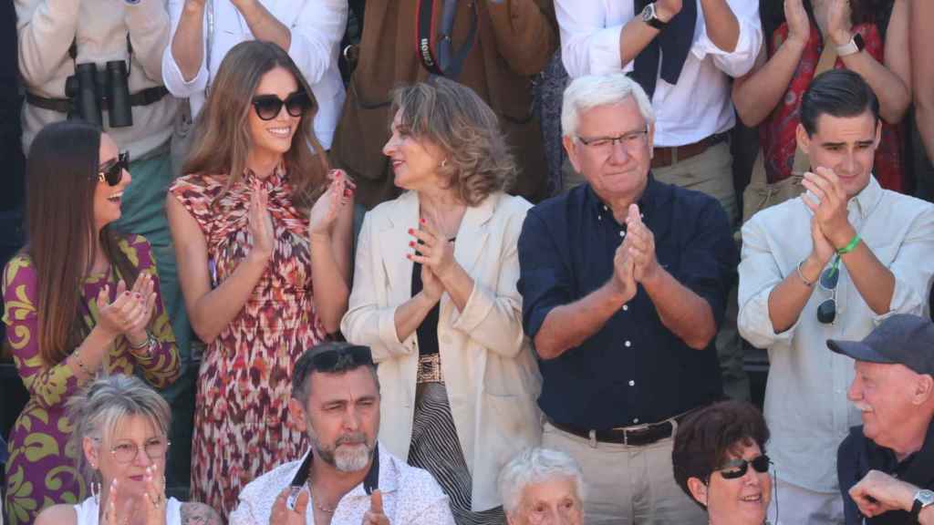 Ana Soria junto a sus padres, feliz y orgullosa de Enrique Ponce en su regreso a los ruedos.