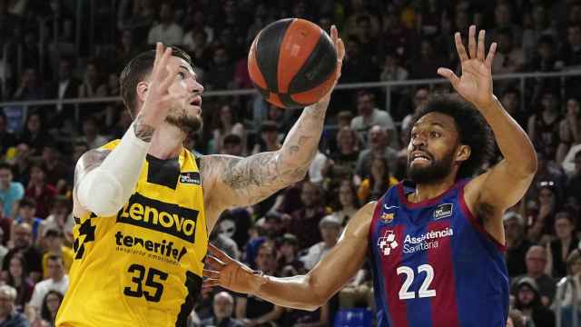 Guerra (i), del Lenovo Tenerife, y Jabari Parker (d), del FC Barcelona, durante el primer partido de la serie de playoffs.