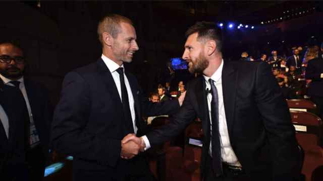 Aleksander Ceferin y Leo Messi durante una gala