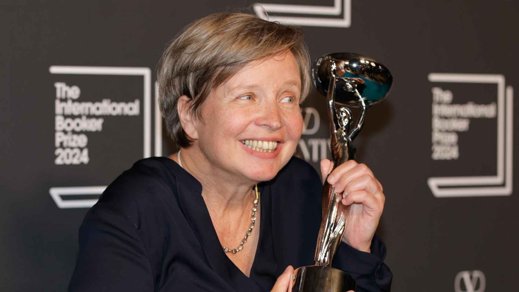 Jenny Erpenbeck con el premio Booker Internacional. Foto: EFE/EPA/DAVID CLIFF